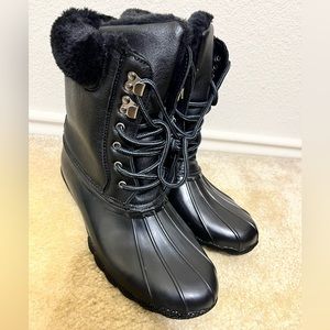 Steve Madden ladies rain boot. Lace up with fur. New and unworn.